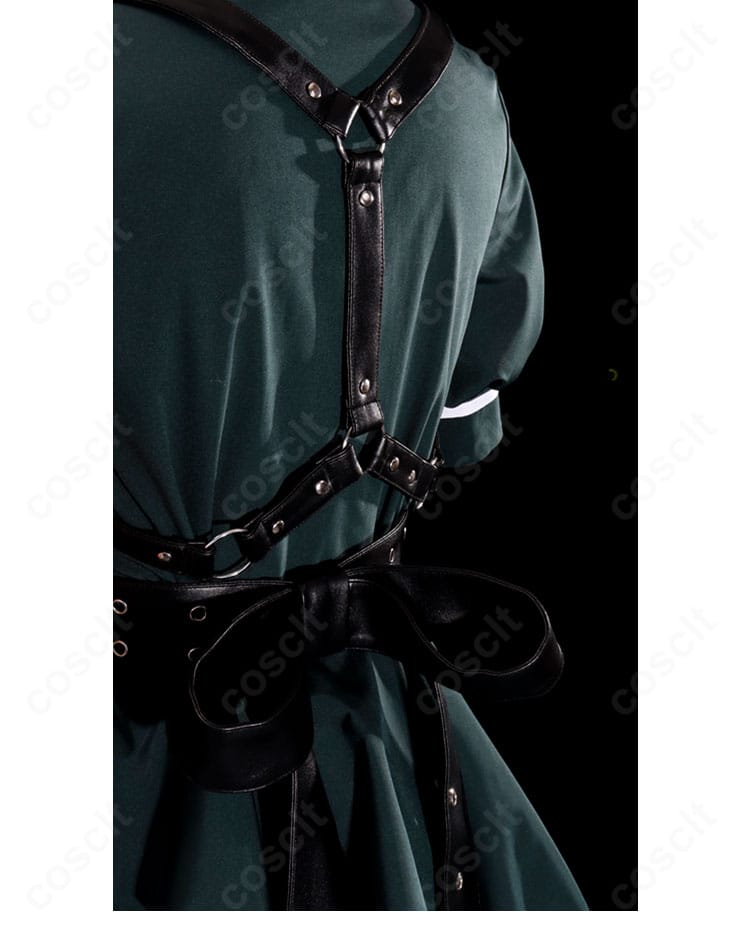 海老塚智 コスプレ衣装の背面ディテール。ヨークやベルトの縫製ラインを強調したカット。