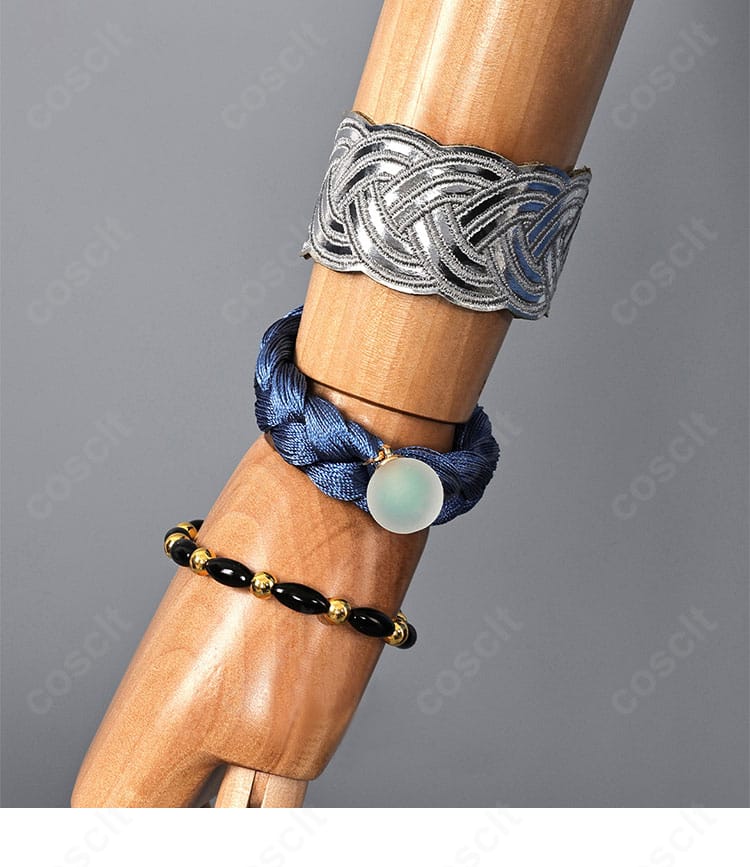 右手首飾りのクローズアップ。装飾パーツの質感と配色を詳細に確認可能。