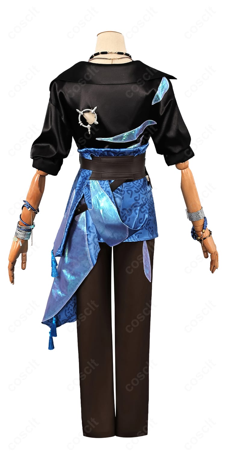 背面からの淀みない理性コスプレ衣装。背中のラインと裾の落ち感を高精度に再現。