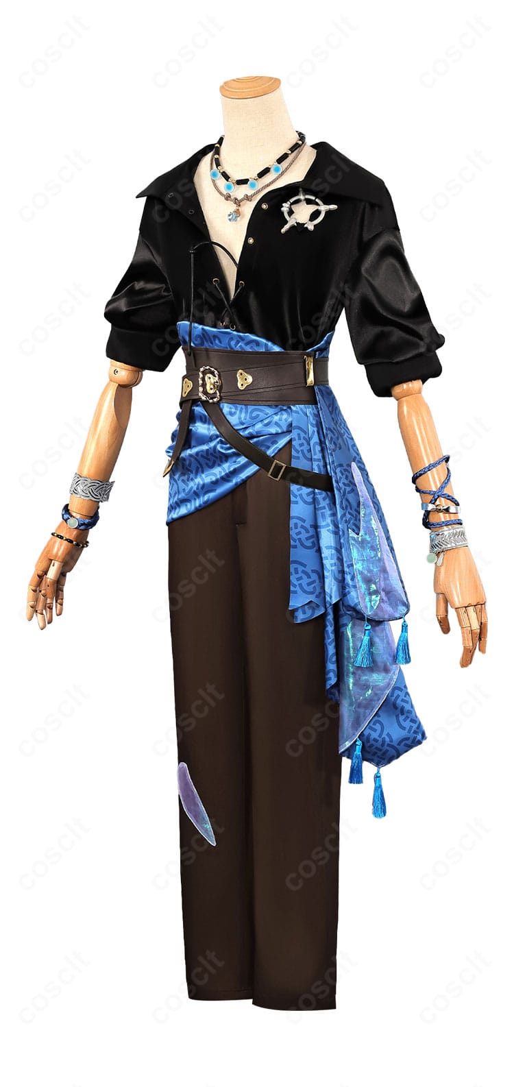 側面ディテールを写した淀みない理性衣装。腰飾りのラインと袖の立体感を確認。