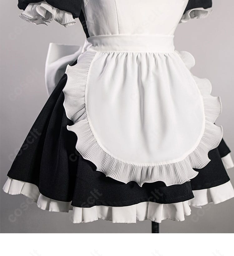 スカート周りのフリルと装飾ディテール。華やかなボリューム感で写真映えする初音ミク メイド衣装。