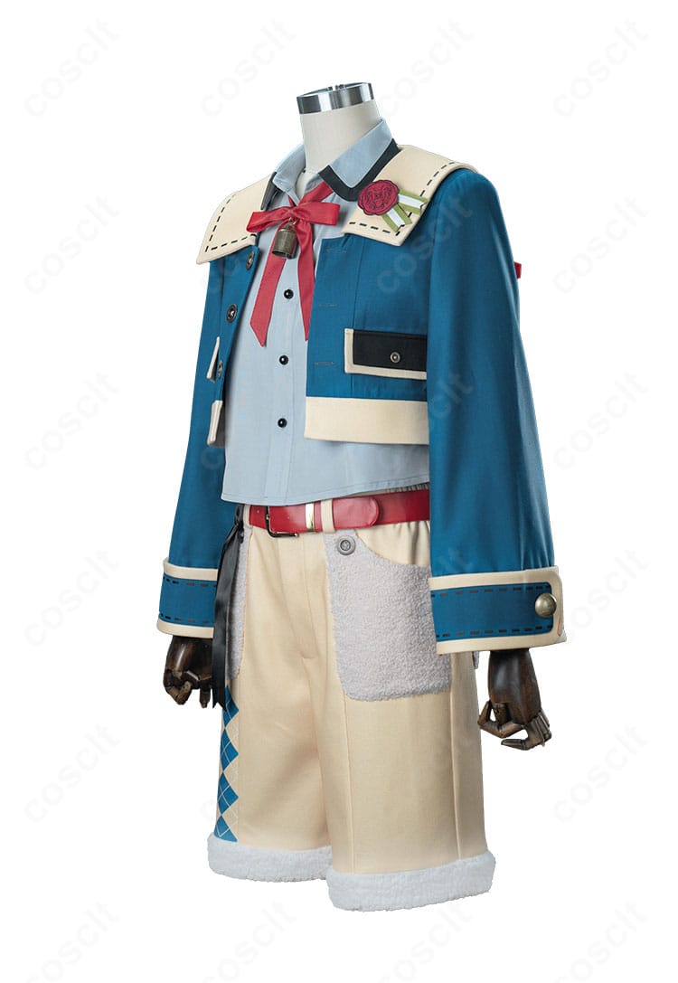 側面から見たシルエット。コートのラインと半ズボンの丈感、腰飾りの位置関係が分かる写真。