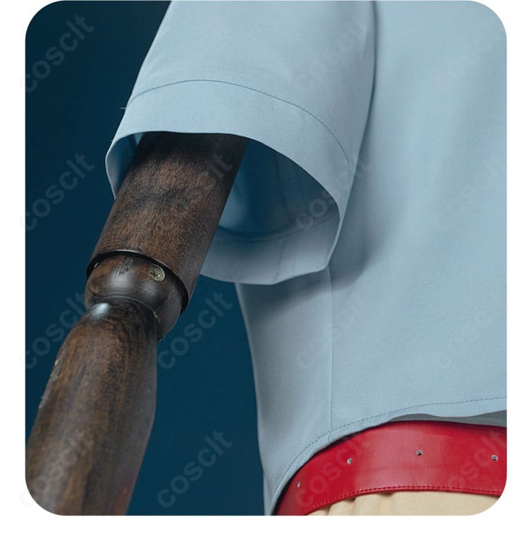 シャツ袖の形状とフィット感。肘周りのゆとりとラインを確認できる画像。