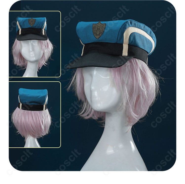 帽子の装飾アップ。郵便配達員モチーフの簡潔な意匠で、キャラクター性を引き立てるデザイン。