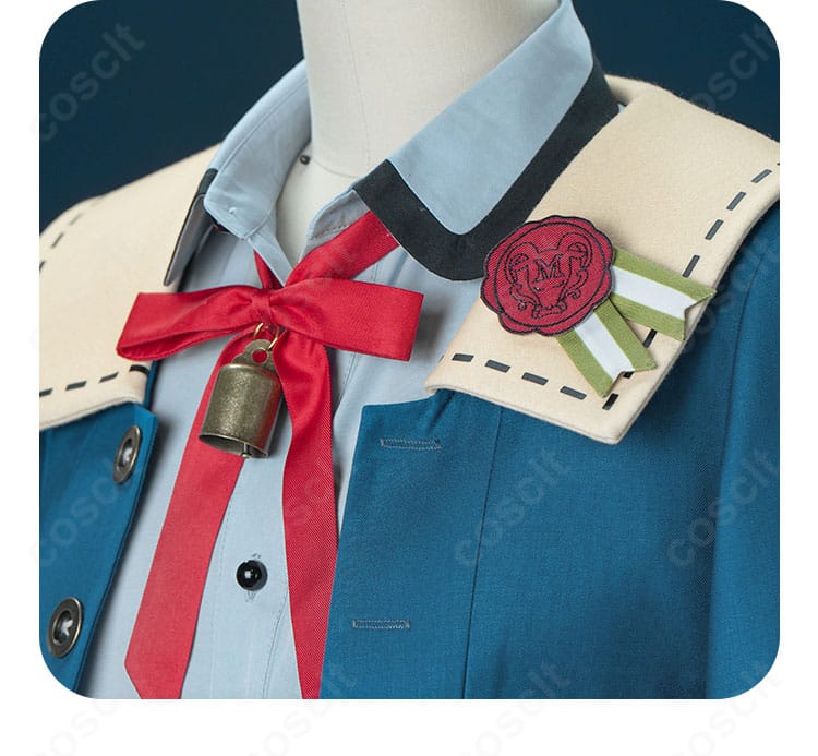 首元アクセサリーのアップ。スカーフと首飾りの質感・留め位置が分かるディテール。