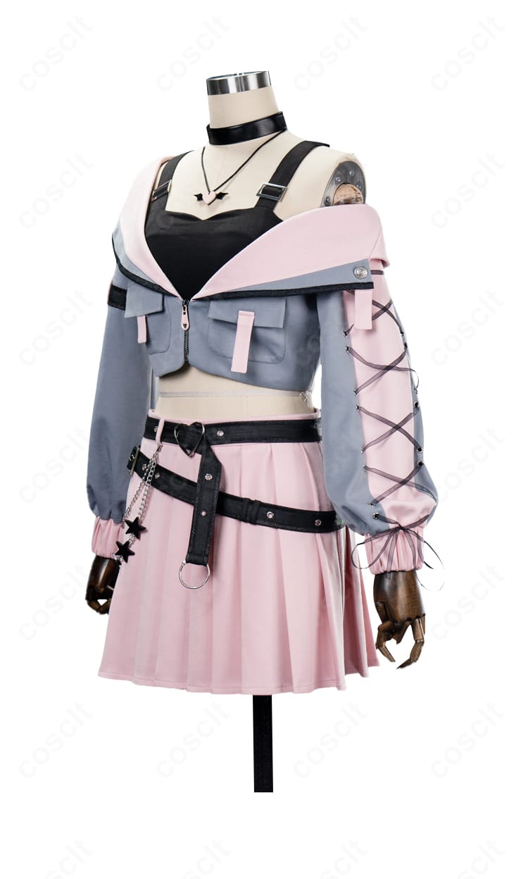 左側面の全身ビュー。コートの丈感とベルト位置、太もも飾りの配置が確認できる画像