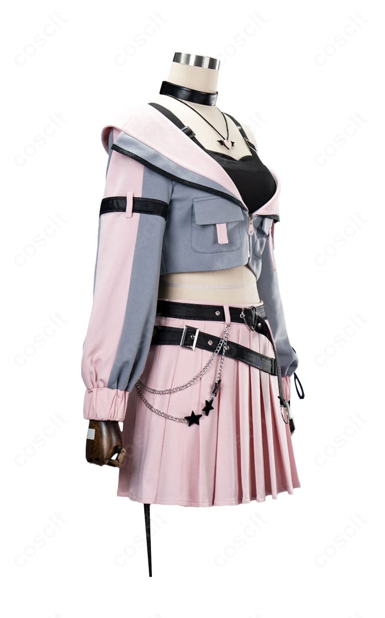 右側面から見た悪魔衣装。肩から袖にかけてのラインとレッグカバーの収まりが分かるディテール