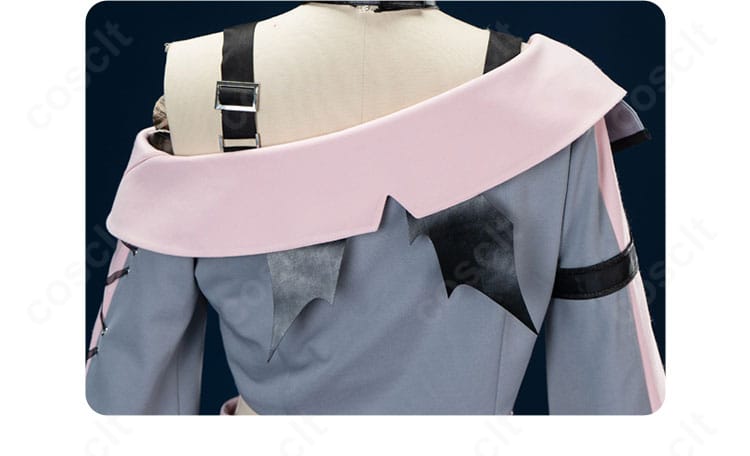 背面ディテール。背中の装飾配置と尻尾の取り付け位置、コートの後ろ姿のラインが分かる画像