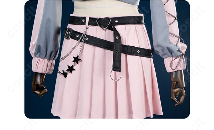 腰部装飾のアップ。ベルト上の装飾とスカートのフレア、腰飾りの質感が確認できる画像