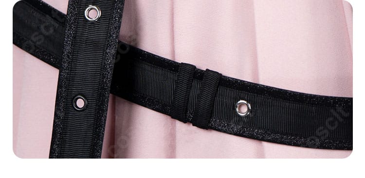 腰ベルトの留め構造と意匠のクローズアップ。安定して固定できる設計を示す画像