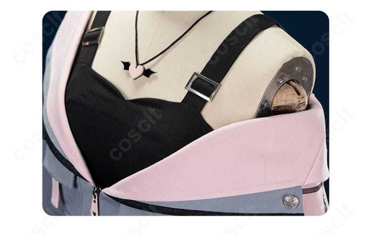 肩部装飾のクローズアップ。悪魔モチーフの意匠と縫製の仕立てが際立つディテール