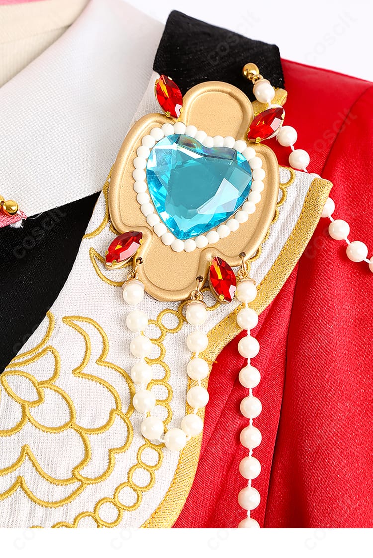 胸飾りのクローズアップ。騎士風の華やかさを添える胸元アクセで、衣装全体の完成度を高めます。