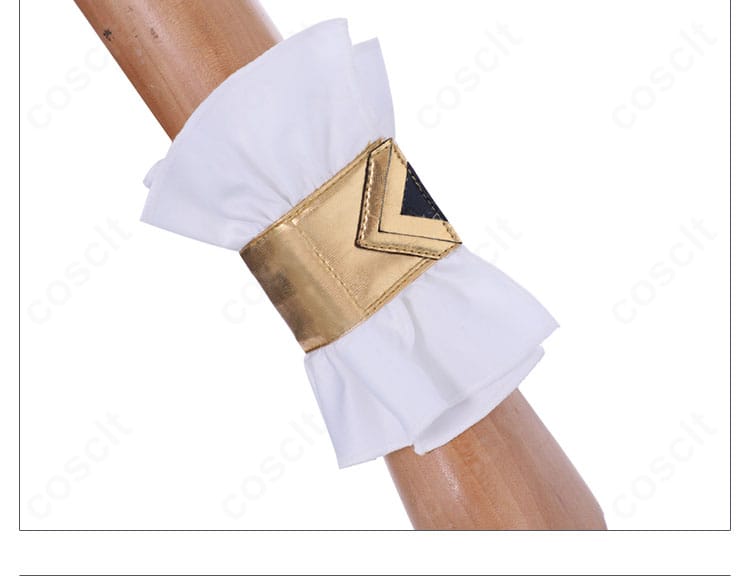 腕飾りのディテール。繊細な装飾が手元を華やかに演出