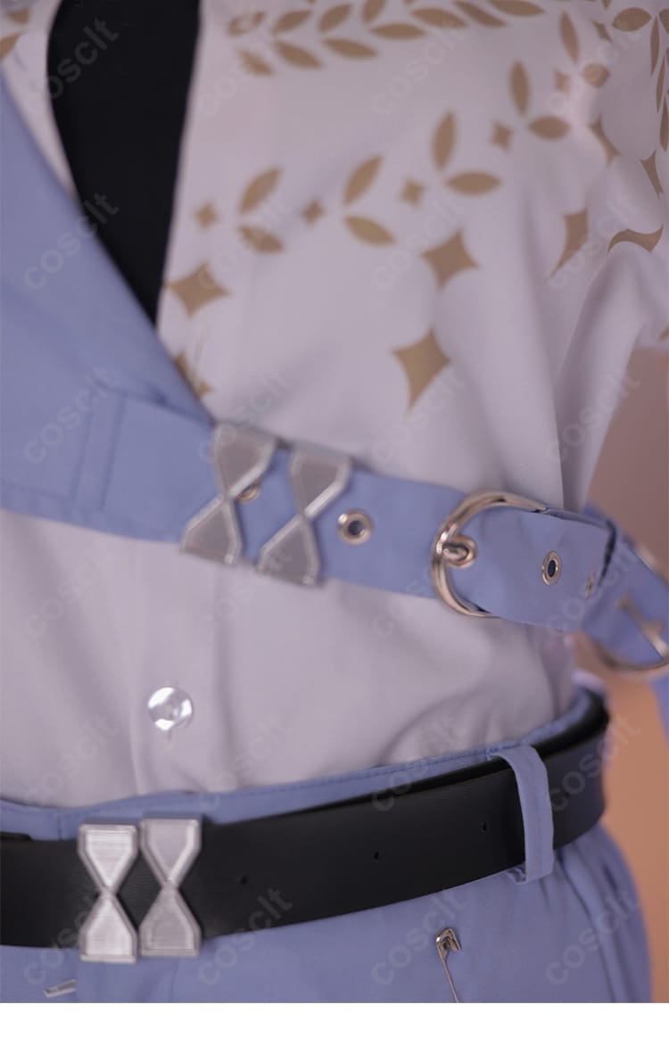 系帯バックルの拡大。バックルの意匠と固定構造を詳細に。