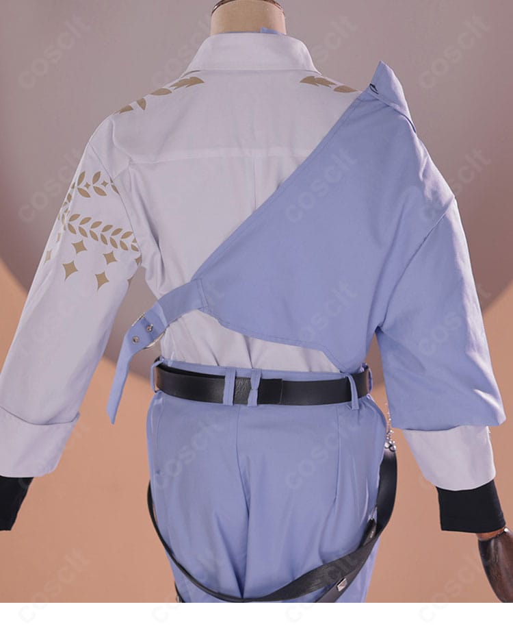 インナー背面の細部。背面の縫製ラインと装飾パーツの配置を表示。