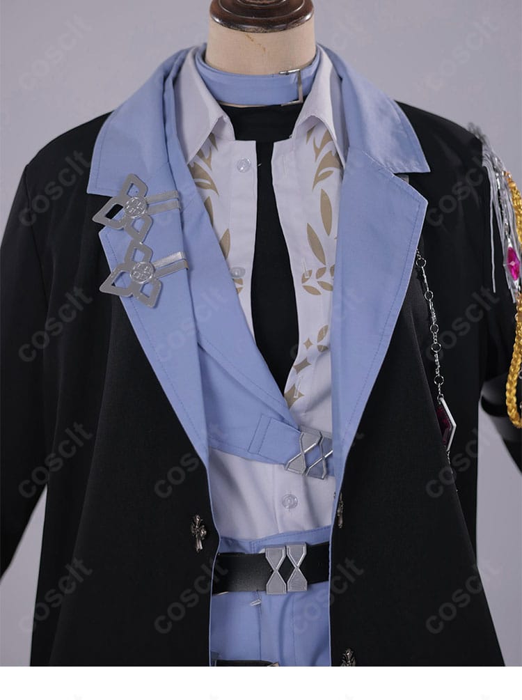 襟元の装飾ディテール。襟の形状と金色系アクセントの配置が見える。