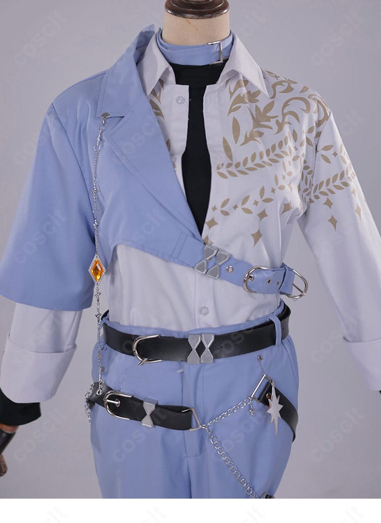 インナー上衣の正面細部。胸元の切り替えと装飾配置を確認。