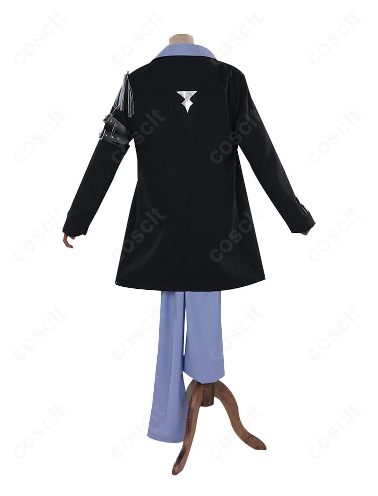 ケイリクス・デボネア衣装の背面。背中のラインと腰帯位置、裾の広がりを確認。