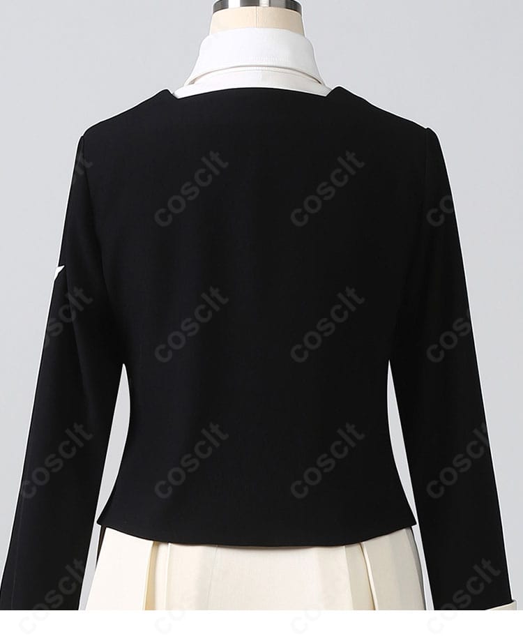 背面ディテールの拡大。ファスナーや切り替え部の仕立て、背中のシルエットを確認できます。