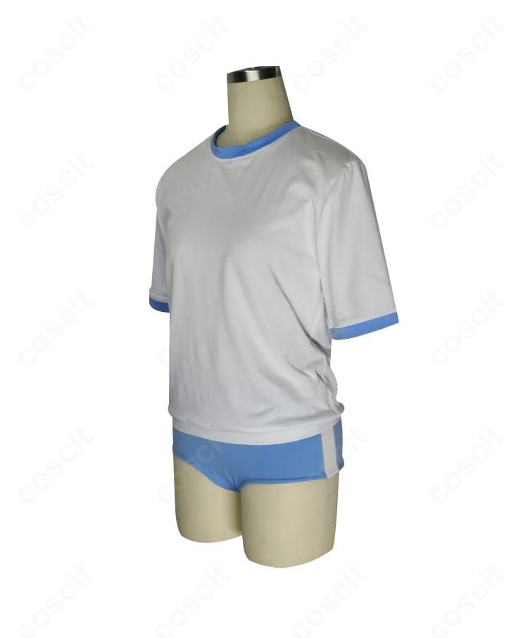 月雪ミヤコ 体操服コスプレ衣装の側面。トップスのラインとショートパンツのシルエット、丈感が確認できる構図。