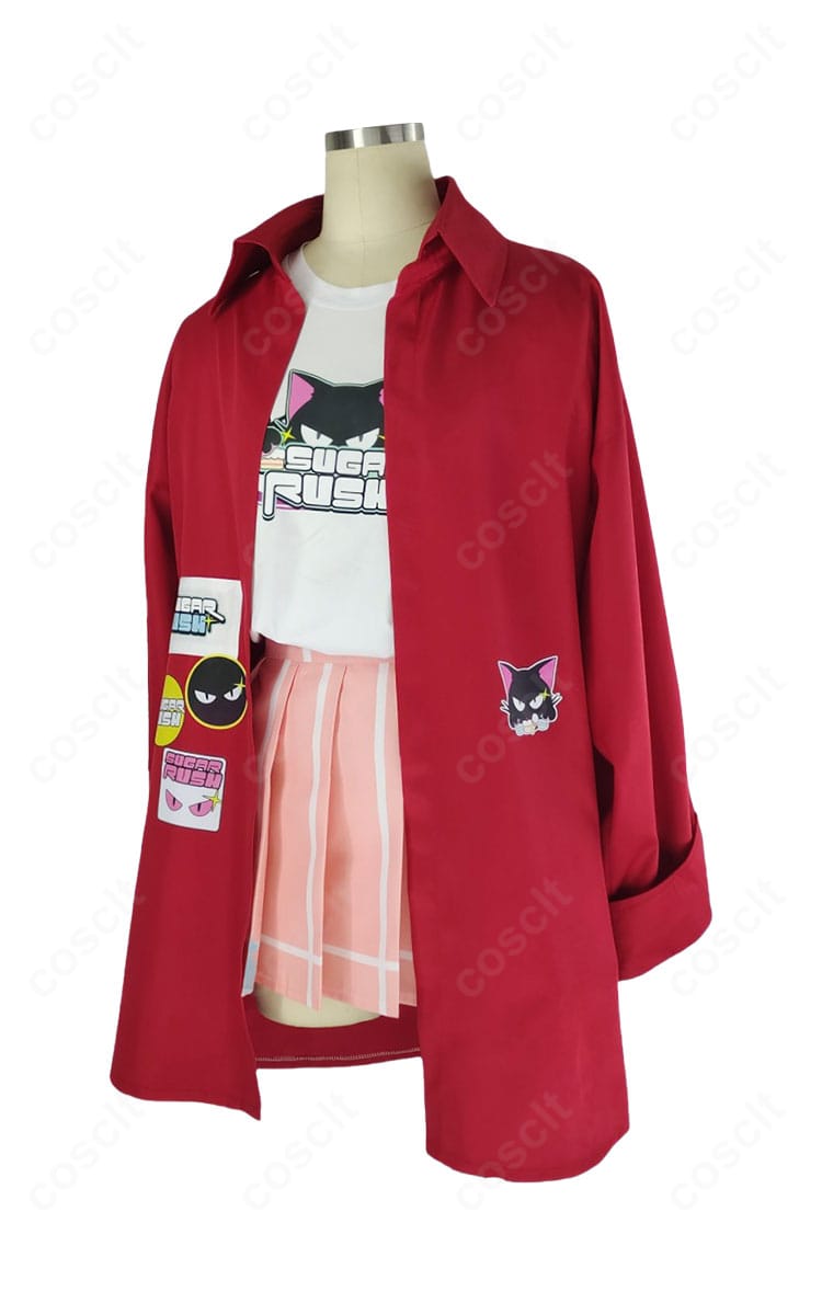 側面からの伊原木ヨシミ バンド衣装。コートのラインとスカートのシルエット、着丈バランスが確認できる画像。