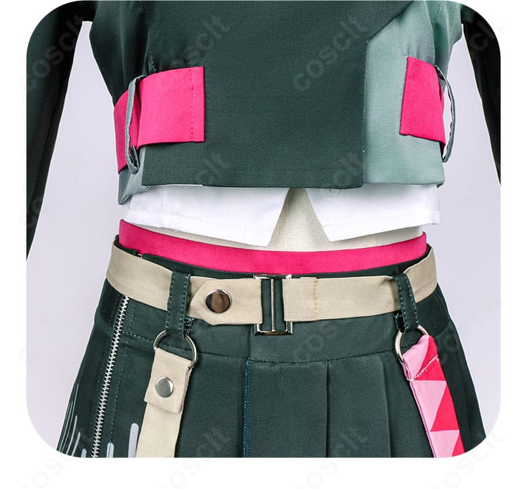 ウエスト周りの装飾詳細。ベルトと飾りパーツの配置、質感、固定方法を示す。