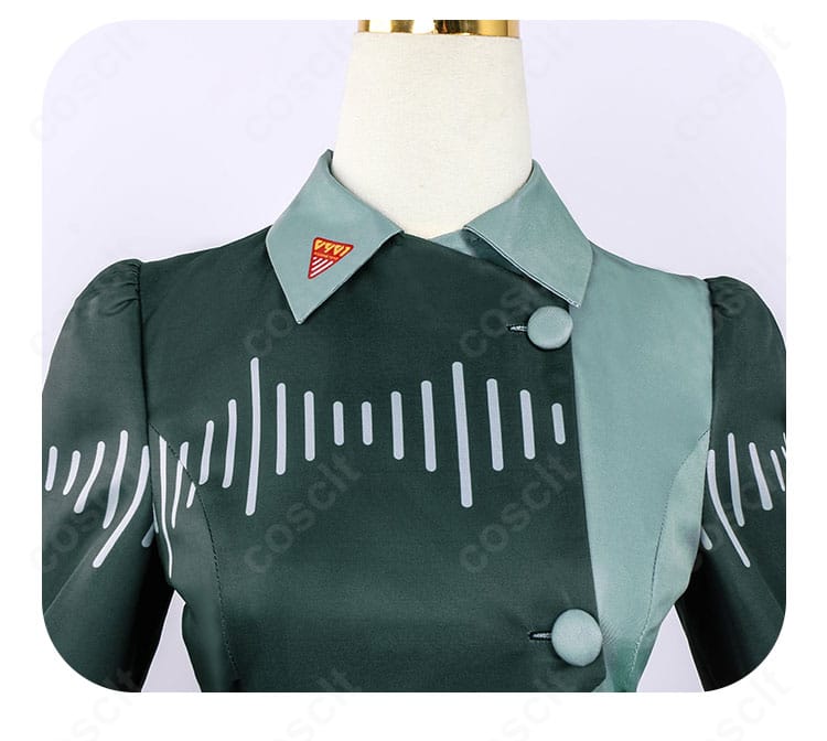 襟元装飾のクローズアップ。刺繍と異素材切替、縁取りの仕上げが見える。