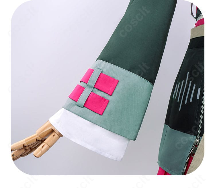 衣袖の装飾ディテール。袖の切替ラインと装飾パーツ、縫製の丁寧さがわかる。