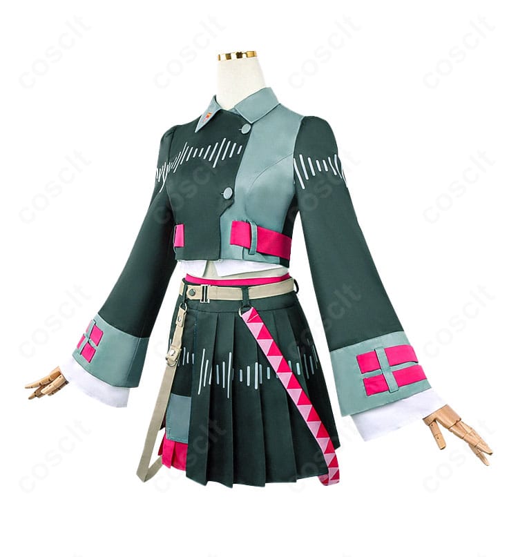 側面からの全身画像。コートのライン、袖の形状、ベルト位置など再現度を示すアングル。