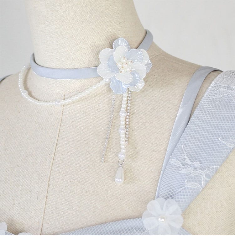 首飾りの詳細。煌めきを抑えた上質パーツで写真映えと作品らしさを両立。