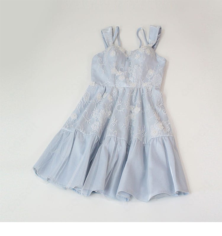 花模様の刺繍と装飾のアップ。繊細なステッチと落ち着いた色味で上品に仕上げたディテール。