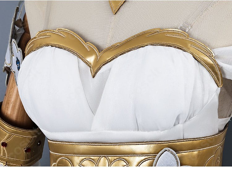 トリスビアス コスプレ衣装の襟元デザインと装飾ラインのディテール