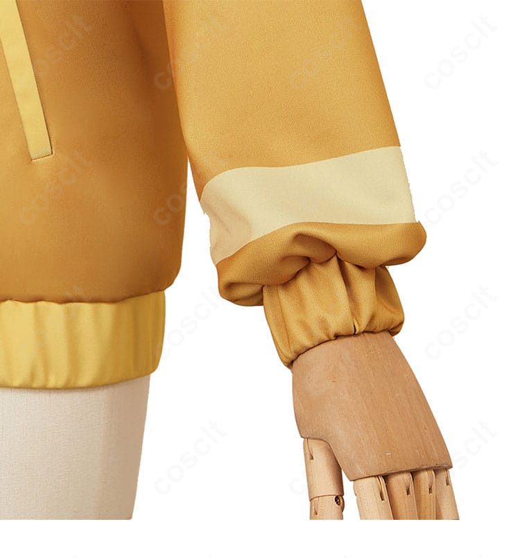 袖口ディテールの接写。カフスの形状と縫製のきれいさ、装飾の仕上がり。