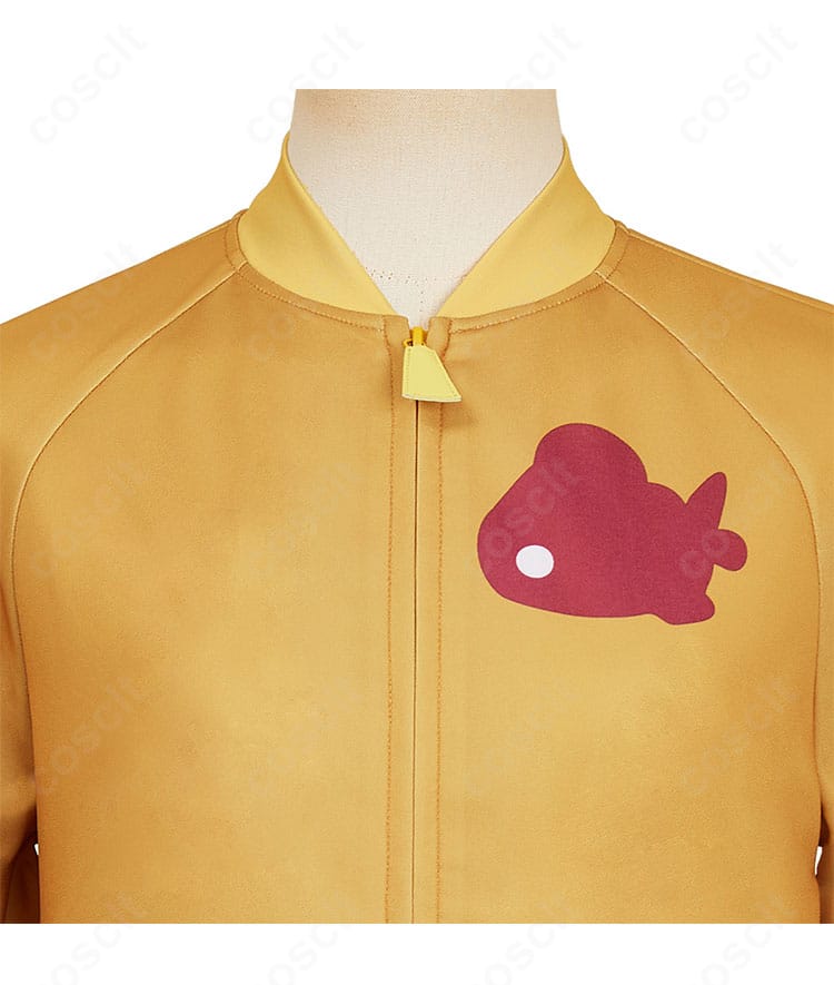 アマテ・ユズリハ コート胸元装飾のクローズアップ。精密な刺繍と立体パーツの質感。