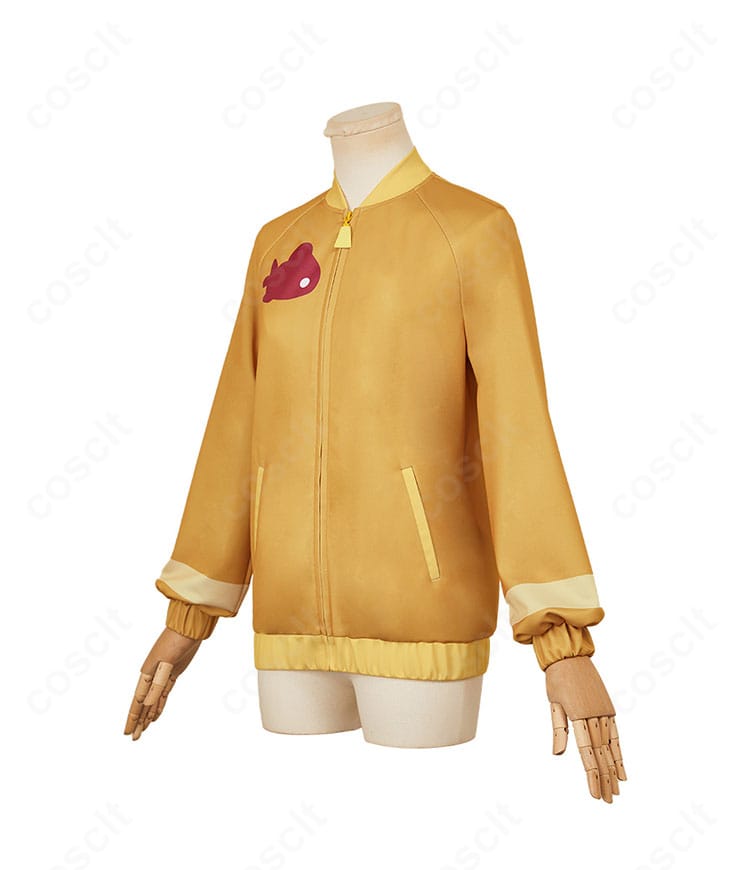 アマテ・ユズリハ コート左側面。クールな直線シルエットと袖の長さバランスがわかる全身画像。