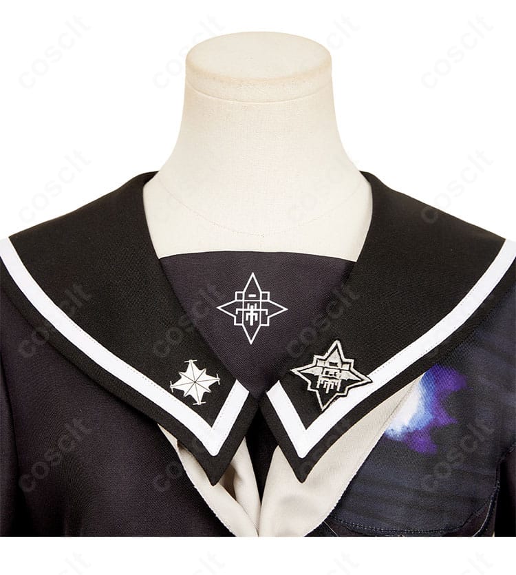 襟元の装飾ディテール。刺繍風の意匠とエッジの処理で、作品らしい端正さを表現した近接カット。