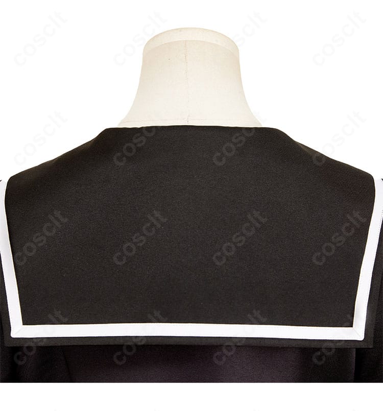 肩掛け風の装飾ディテール。肩周りのアクセントがコーデ全体のクールさを引き立てるパーツの近接。