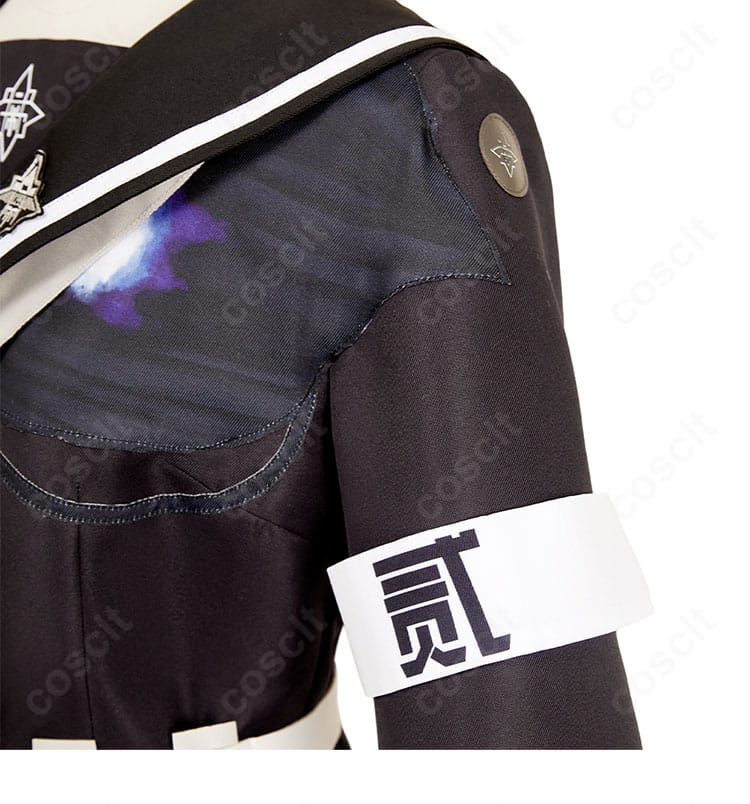 肩から袖の装飾ディテール。縁取りのラインと切り替えを強調し、高い再現度を示すクローズアップ。