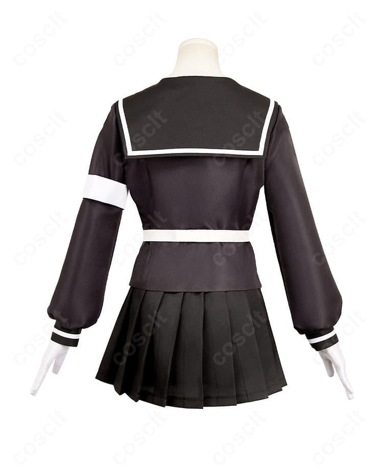 背面全体。ベルトやスカーフの落ち感まで高い再現度で表現