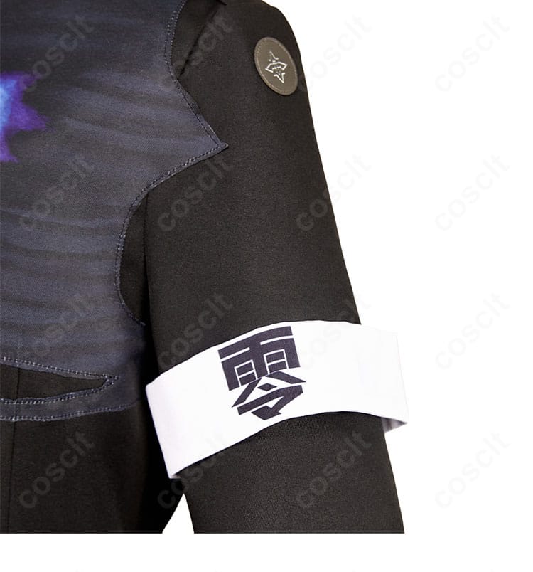 肩と袖の装飾ディテール。エッジの効いたカッティングと補強ステッチを確認できる。