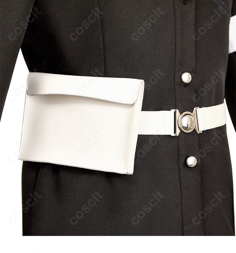 腰部の装飾詳細。ベルトとウエストポーチの取り付け位置とスタイリッシュな意匠を強調。