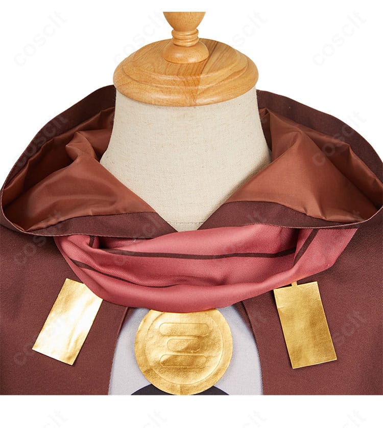 襟元ディテールの拡大。襟の形状とステッチ、マフラーとの重なりが分かるクローズアップ。