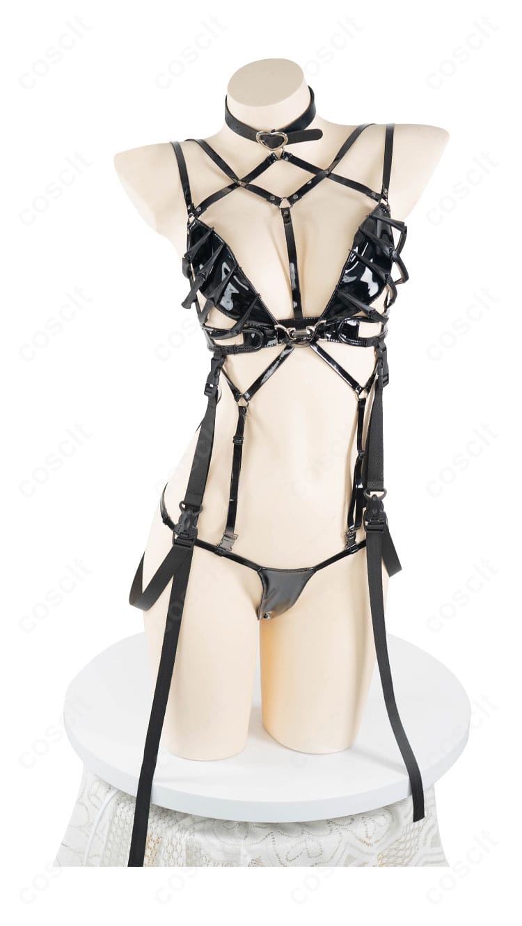 ボンディングチェーン衣装の装飾アップ。チェーンとメタル風パーツの質感、縫製の仕上がりを示す画像