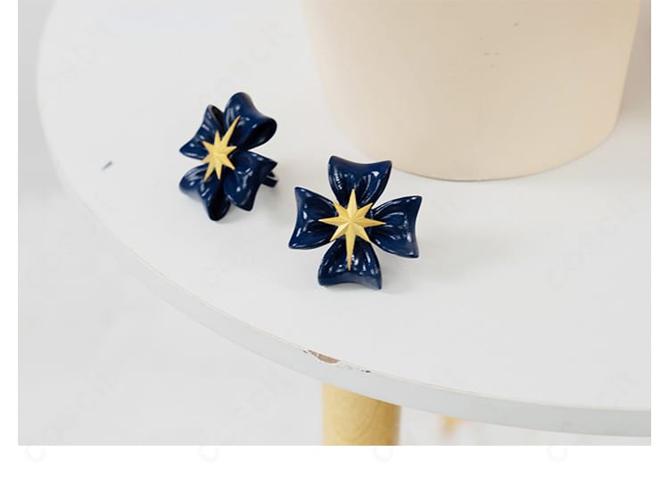 勝利の女神:NIKKE ヘルム アフターシャワー衣装の花朵装飾ディテール。質感と縫製の仕上げが分かるクローズアップ。