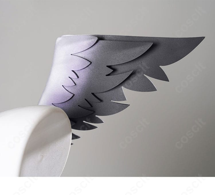 羽翼背飾りの接続部ディテール。精巧な作りと安定感のある取り付けがわかる