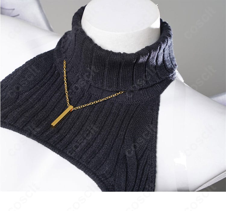 ネックレス装飾のアップ。天使モチーフに合う意匠でキャラクター性を引き立てる