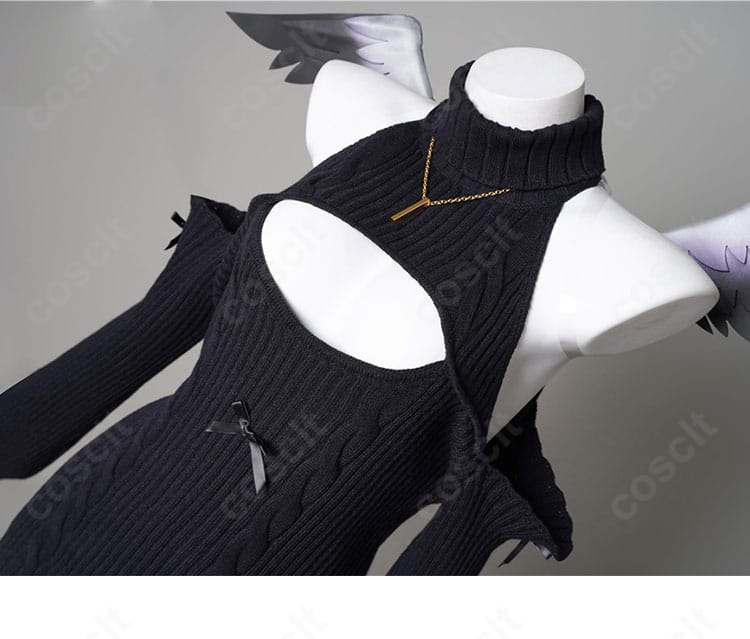 襟元装飾のディテール。メタルパーツとリボンの質感が上品で高級感のある仕上がり