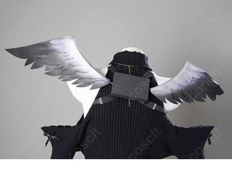 背飾りの細部。ファンタジックな意匠で後ろ姿の存在感を強調