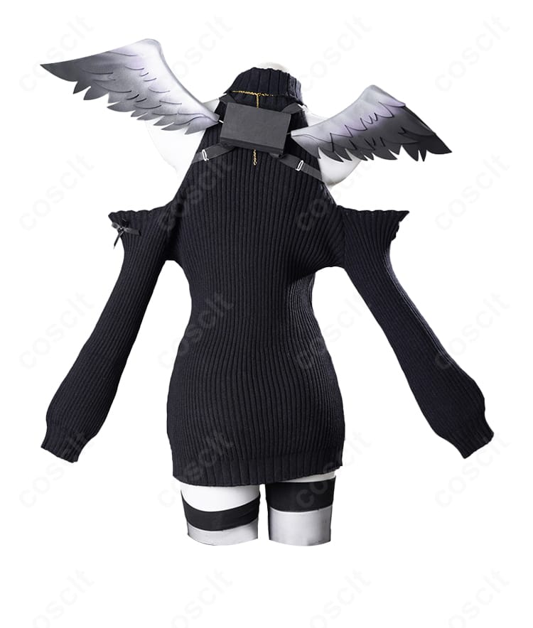 翼背飾りのクローズアップ。羽根の質感と立体的な造形でリアルな天使モチーフを表現