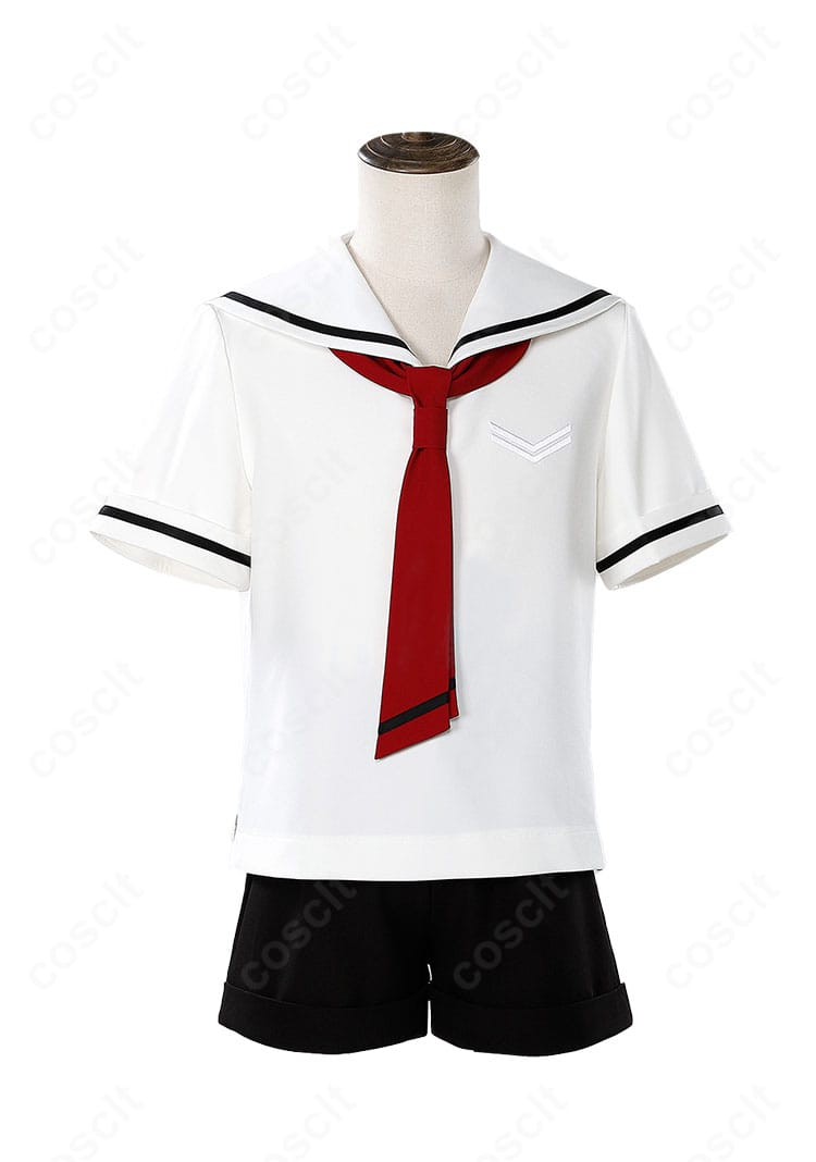 李小狼 夏服・学園制服コスプレの正面全体。白トップスと黒ショートパンツ、赤系ネクタイのバランスが鮮明に確認できます。